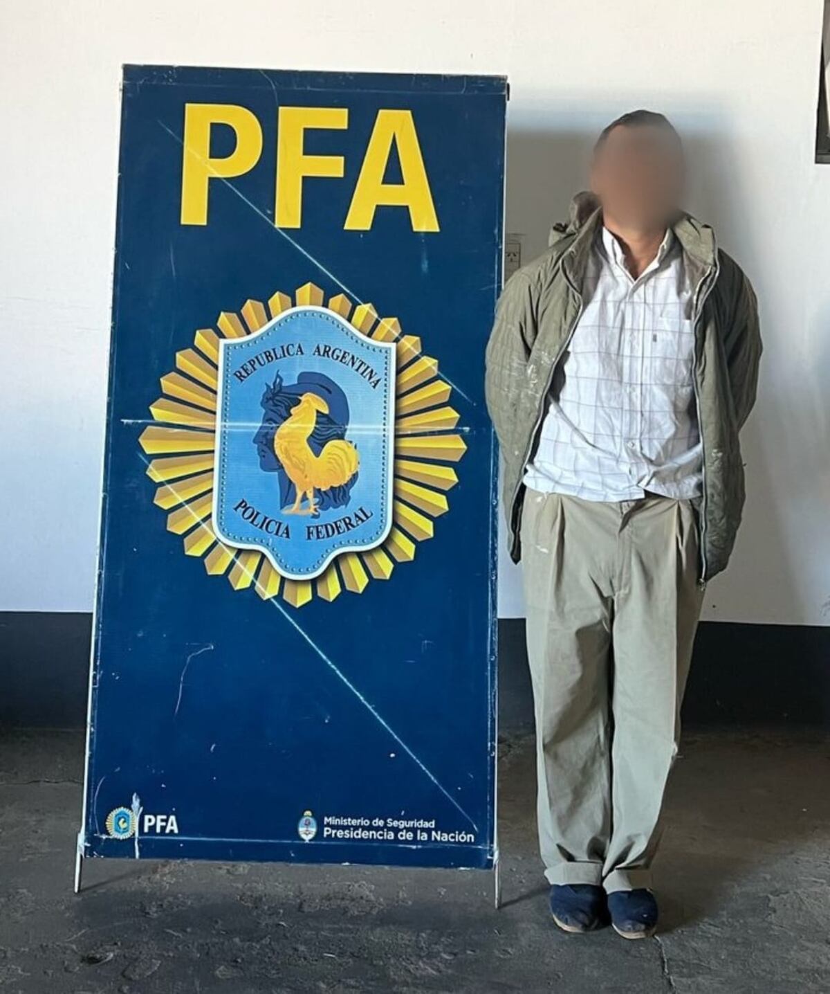 El hombre fue detenido luego de estar más de 12 años prófugo luego de casi provocarle la muerte a su hijo a golpes. (PFA)