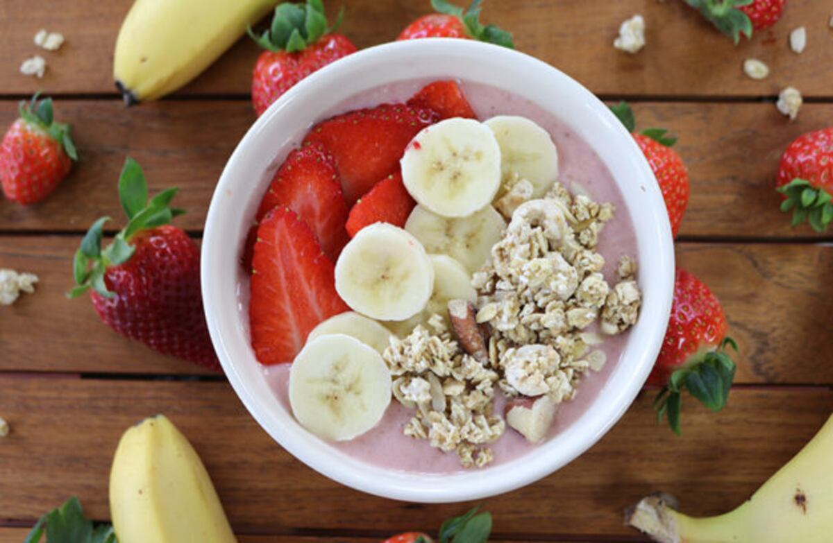 Con pocas frutillas, banana y algunas semillas podés preparar este platillo saludable.