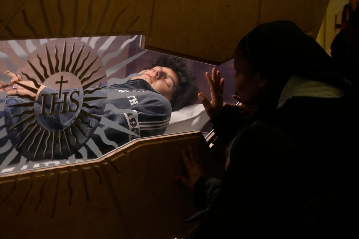 ARCHIVO - El cuerpo de Carlo Acutis, un joven italiano que murió en 2006 a causa de una leucemia, yace en su tumba en Asis, Italia, el 1 de marzo de 2025. (AP Foto/Gregorio Borgia, archivo)