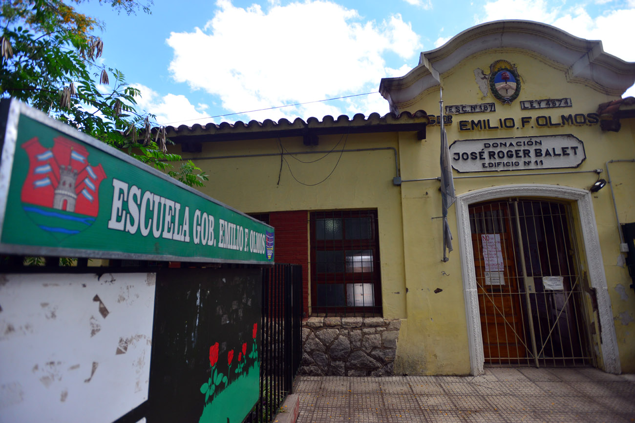 La escuela Gobernador Olmos de barrio Los Naranjos sufrió vandalismo en aires acondidionados y el robo de una campana de bronce. (Nicolás Bravo / La Voz)