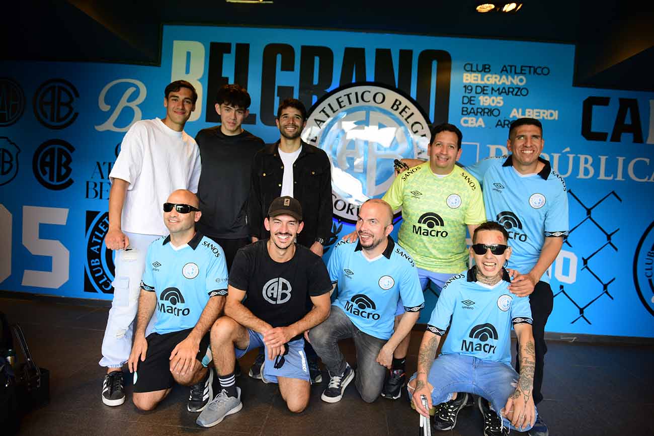 BELGRANO PIONERO. El plantel de fútbol de ciegos del club organizó un encuentro de camaradería para Pirañas, su adversario por la Copa Oro. (José Gabriel Hernández / La Voz)