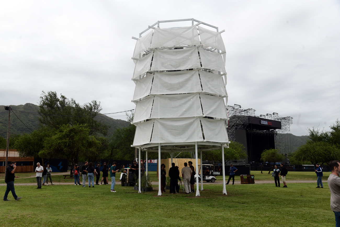 La obra "Al Monte" está ubicada cerca del escenario Norte en el predio del Cosquín Rock 2026 junto a José Palazzo. Ramiro Pereyra / La Voz