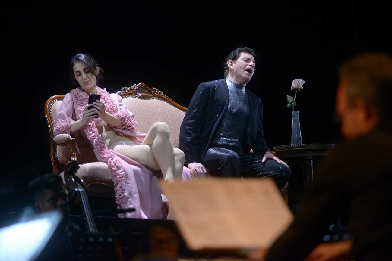 La soprano Constanza Díaz Falú, con celular en mano, acompañada por el contratenor Flavio Oliver. (José Gabriel Hernández / La Voz)