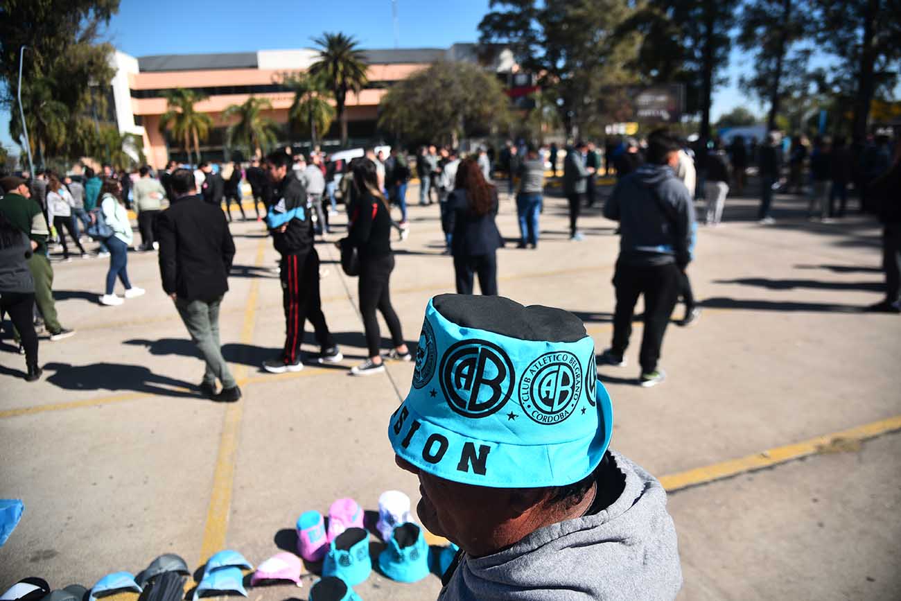 Los hinchas de Belgrano retiran las entradas en el Orfeo para el partido en San Nicolás. (Pedro Castillo / La Voz)