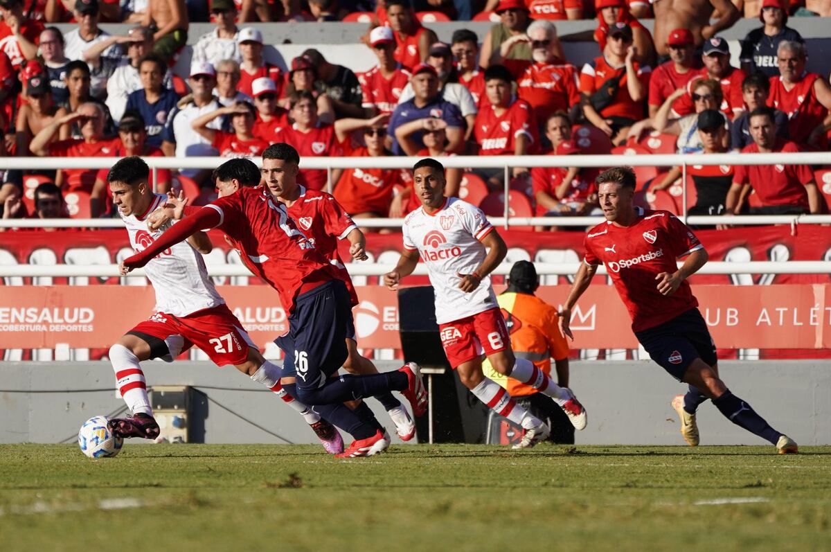 Alex Luna en el partido de Instituto ante Independiente. (IACC).