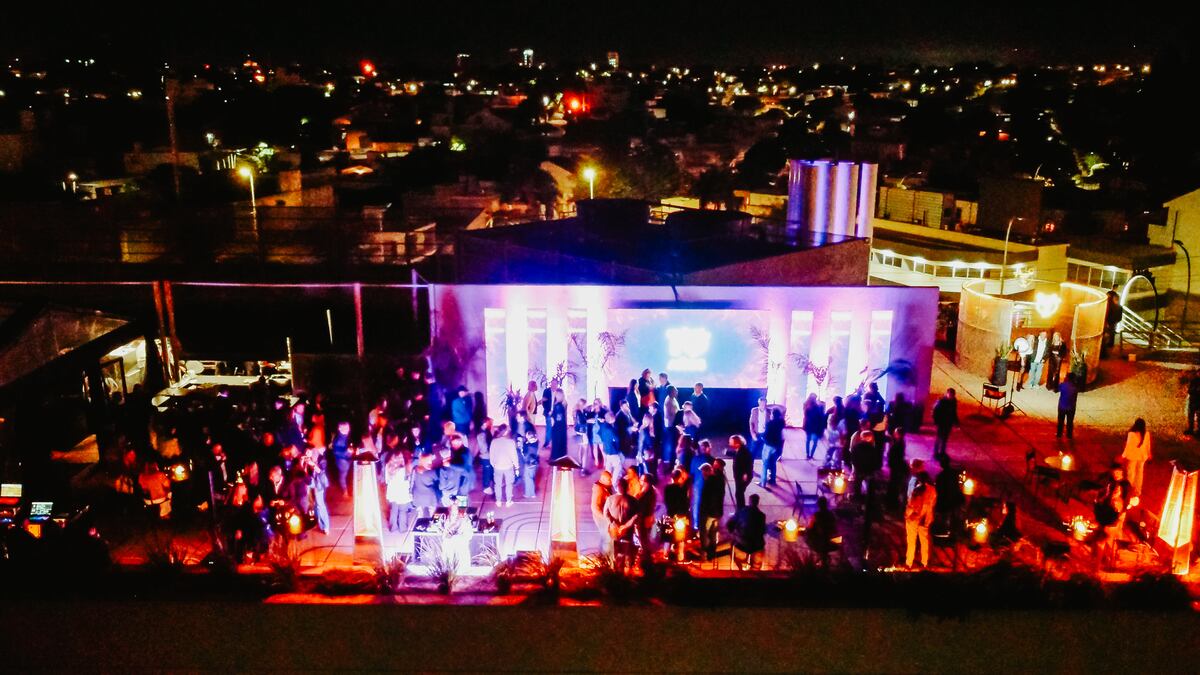 La industria de eventos en Córdoba creció considerablemente, pero aún enfrenta limitaciones en infraestructura
como la disponibilidad de salones, hotelería y vuelos. En ese marco, la apertura de un espacio como Azotea es un gran aporte.