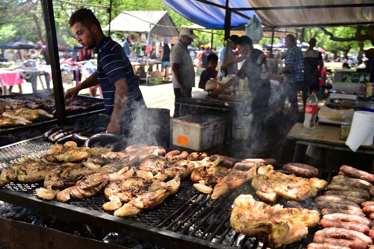 Feria de la calle Bulnes. La gastronomía es otro rubro fuerte de la feria tanto con comida hecha en el momento, como con alimentos envasados. (José Gabriel Hernández / La Voz)