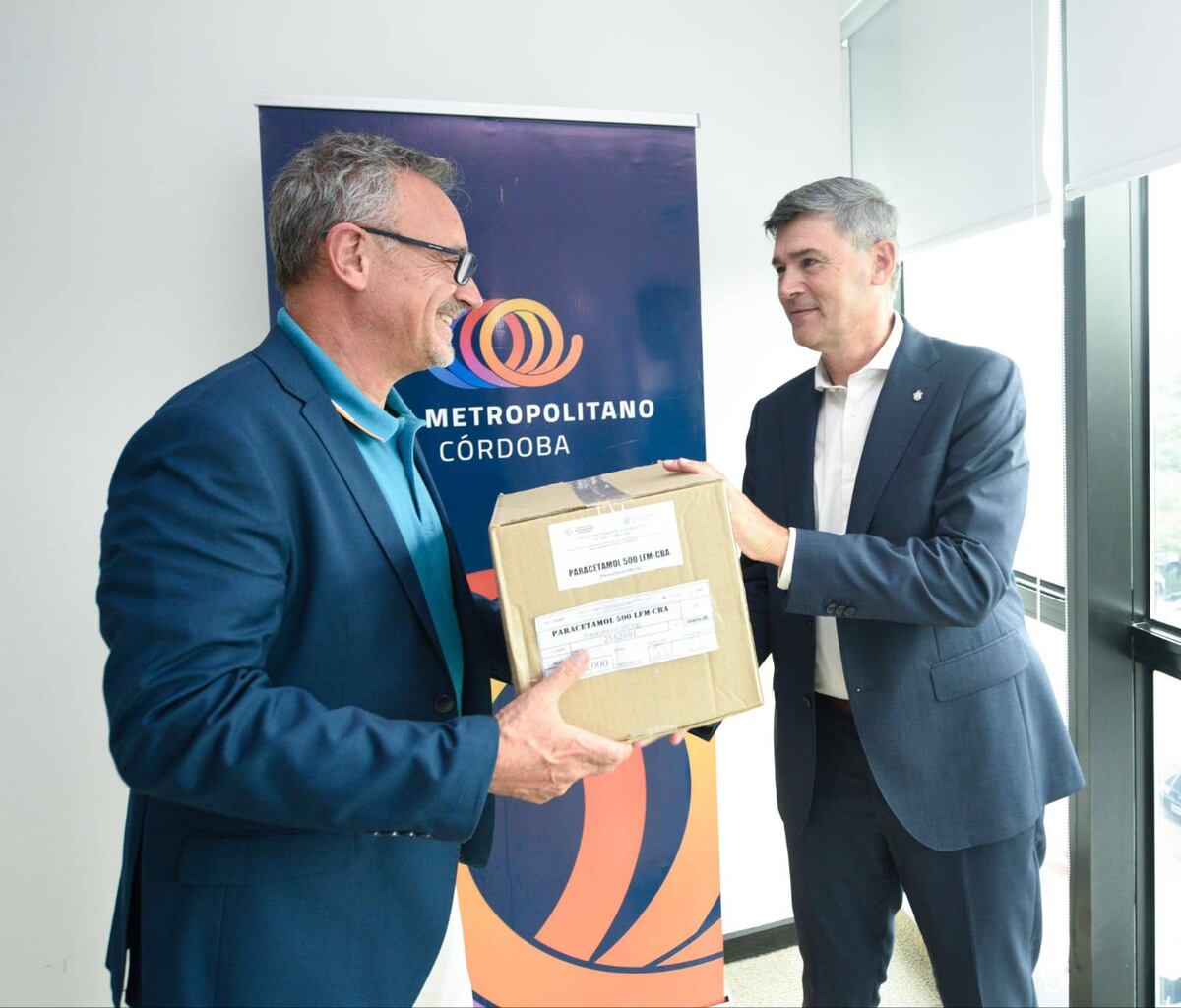 El intendente de Salsipuedes, David Strasorier recibió de manos de Passerini el kit contra dengue. (Municipalidad de Córdoba)