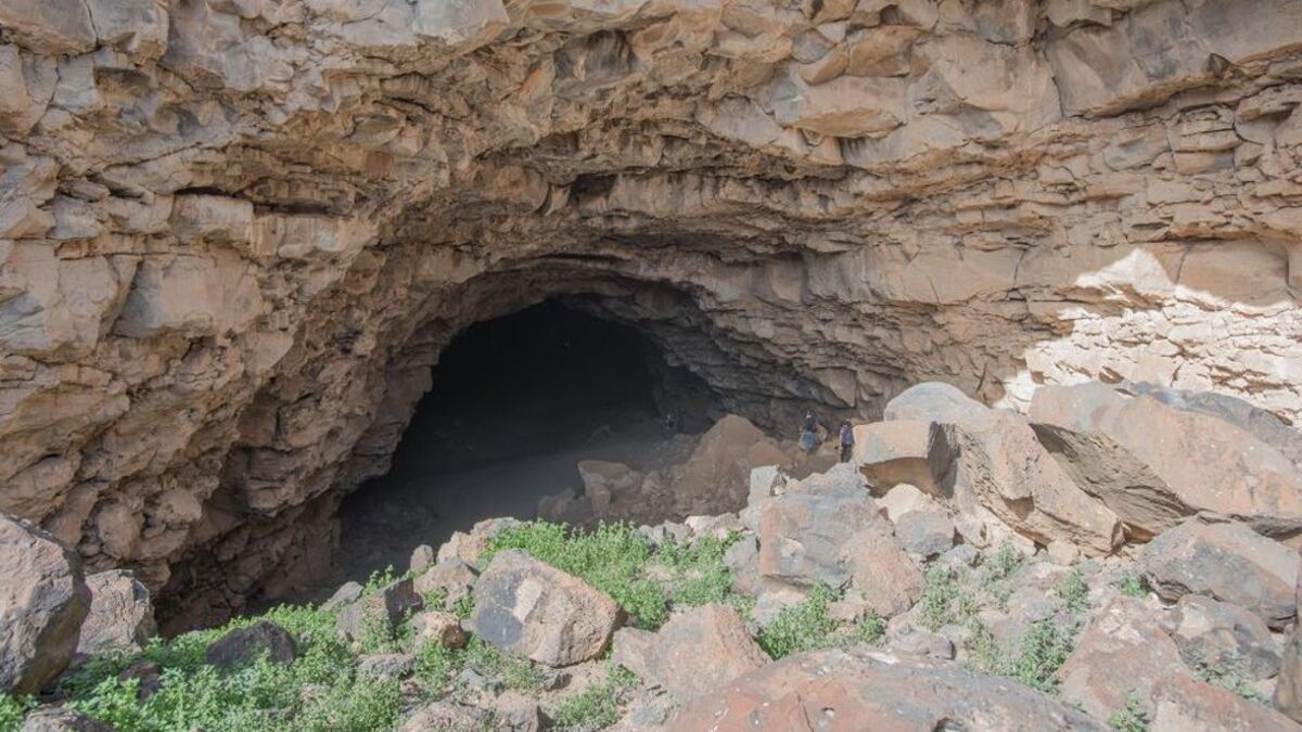 La entrada de la cueva está al norte de Arabia Saudita. (Infobae)