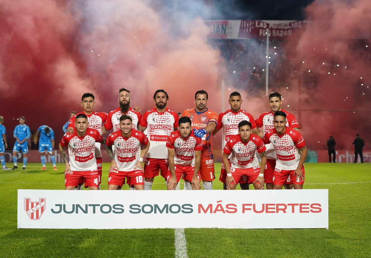 El "11" de Instituto que salió a jugar contra Temperley en el Monumental. Bochi, en el centro. (Prensa Instituto)