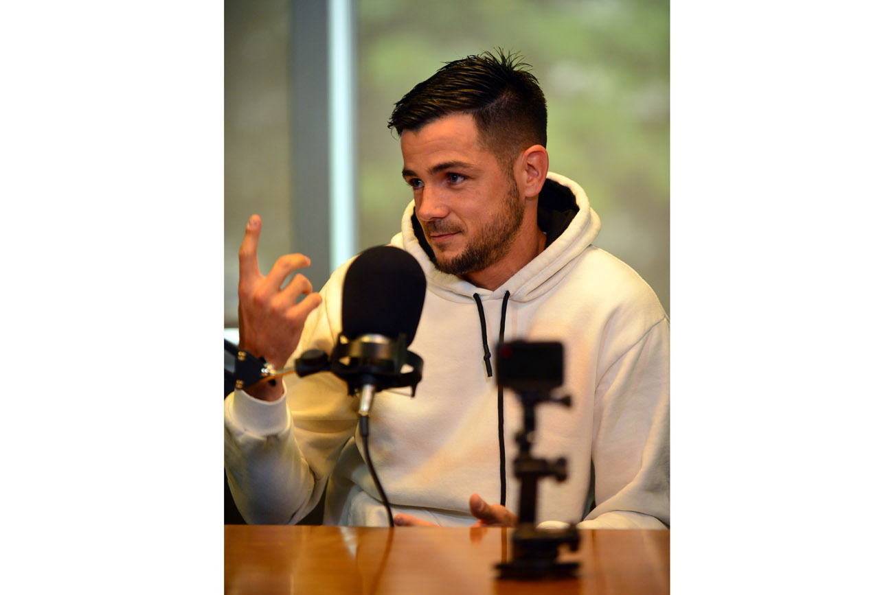 Roberto Bochi, jugador de Instituto, en la grabación del pódcast Mundo Gloria.  (Nicolás Bravo / La Voz)