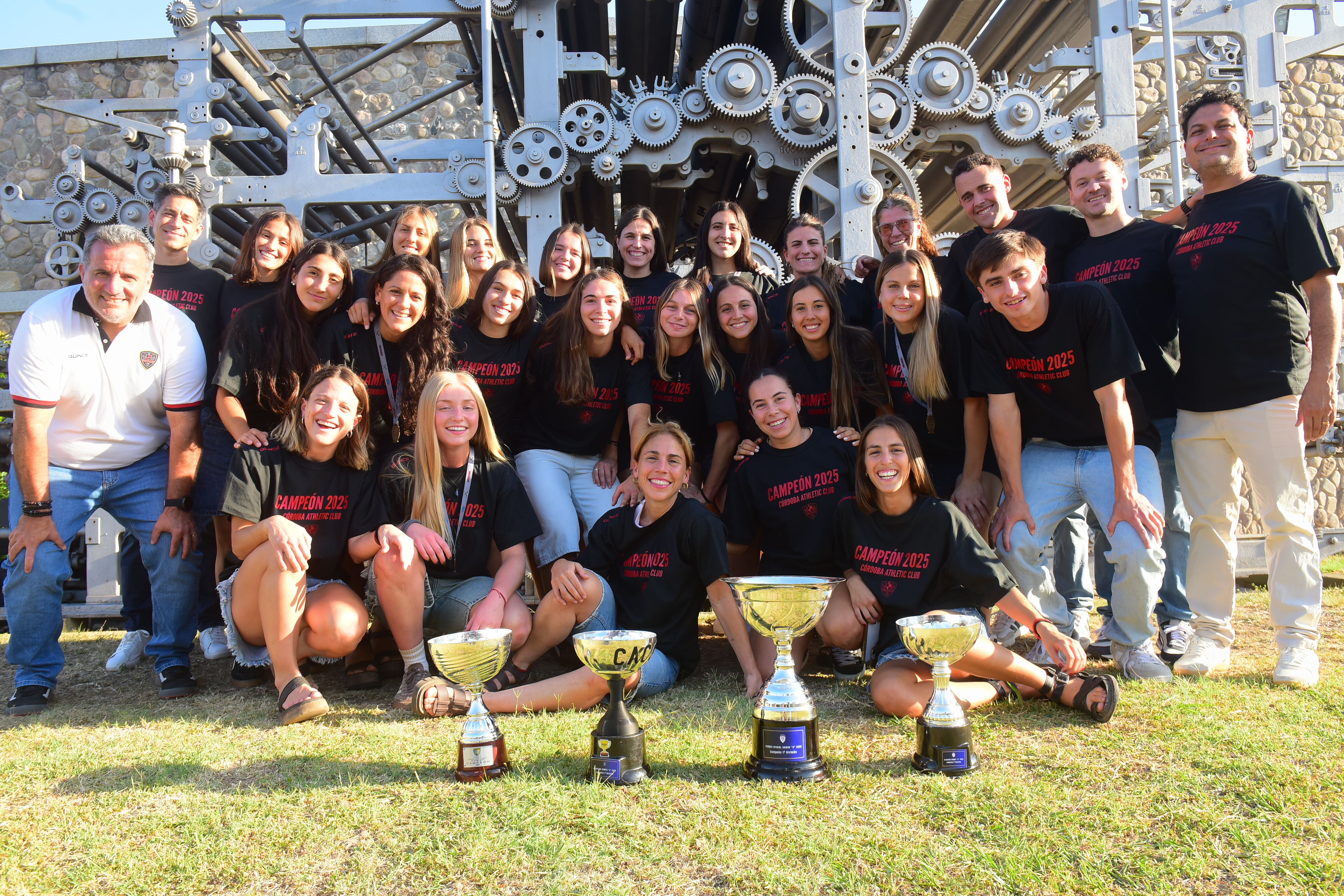 Brindis con el equipo femenino de Córdoba Athletic, campeonas del torneo de hockey Damas A de Córdoba (Javier Ferreyra / La Voz)