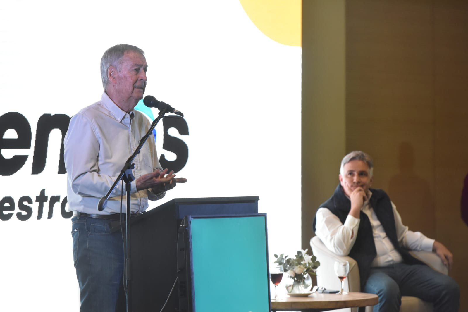 Juan Schiaretti junto a Martín Llaryora. (Facundo Luque / La Voz)