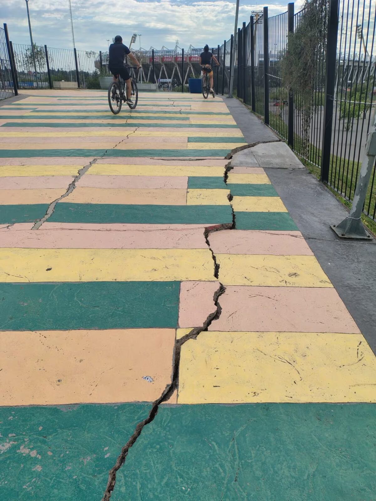 Rotura en la pasarela que conecta el Complejo Ferial con el estadio Mario Alberto Kempes. (Gentileza)