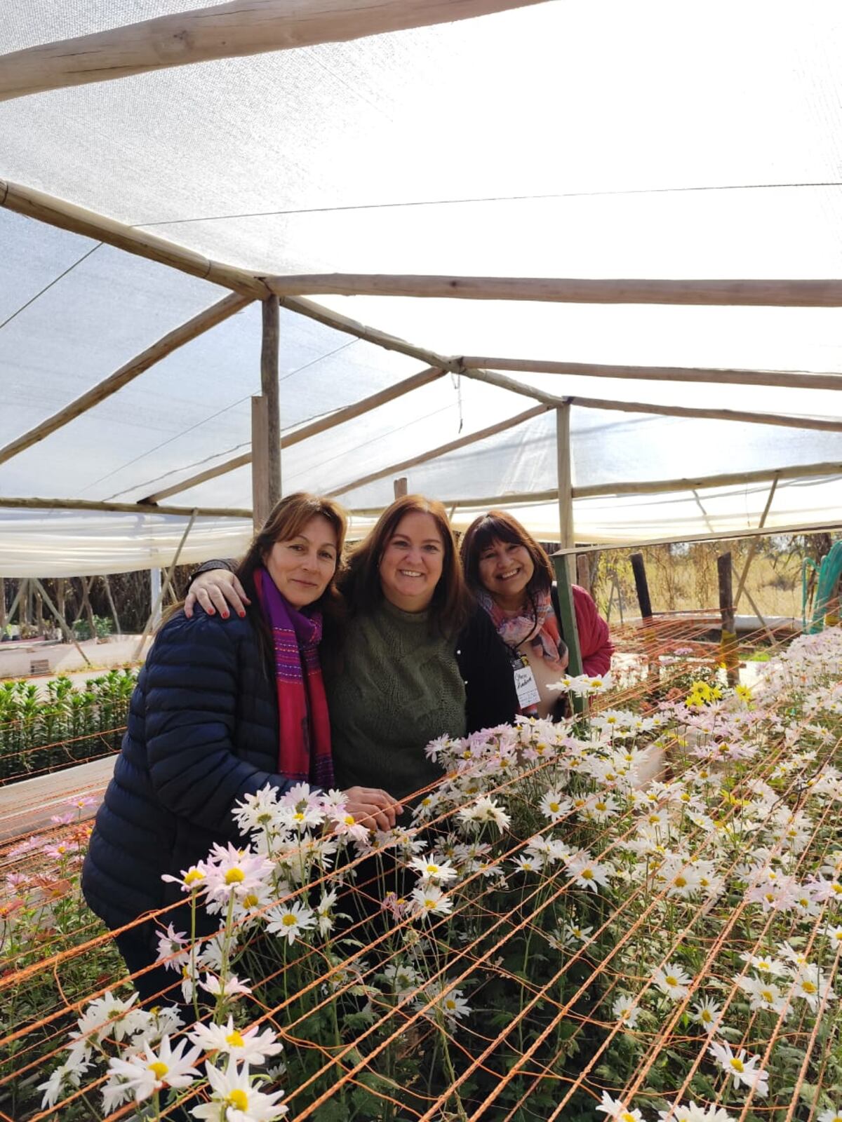 Alejandra Tuma Junto Edilma y Gladys, presidentas de las hoy Cooperativas Obispo Trejo Florece y Estación Juárez Celman florece. (Gentileza)