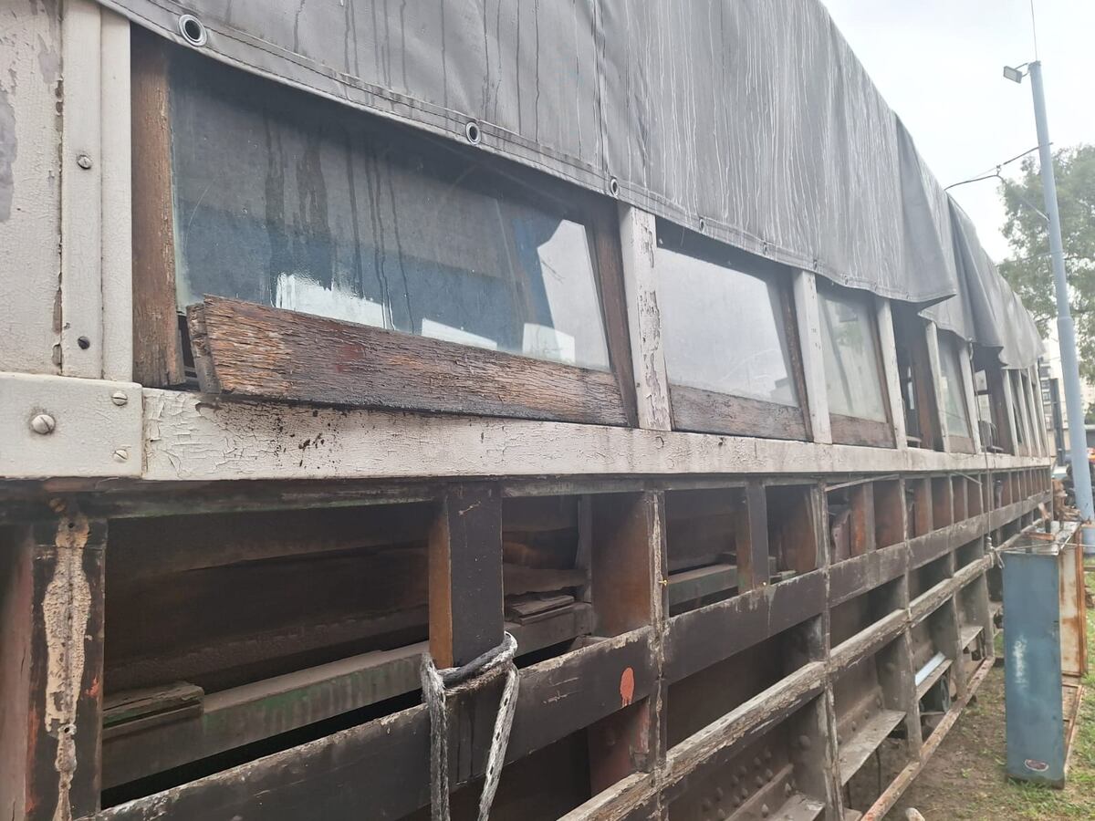 Así está el tranvía histórico en los talleres de Tamse. Pese a las promesas de restauración, continúa avanzando el deterioro (Gentileza AATC).