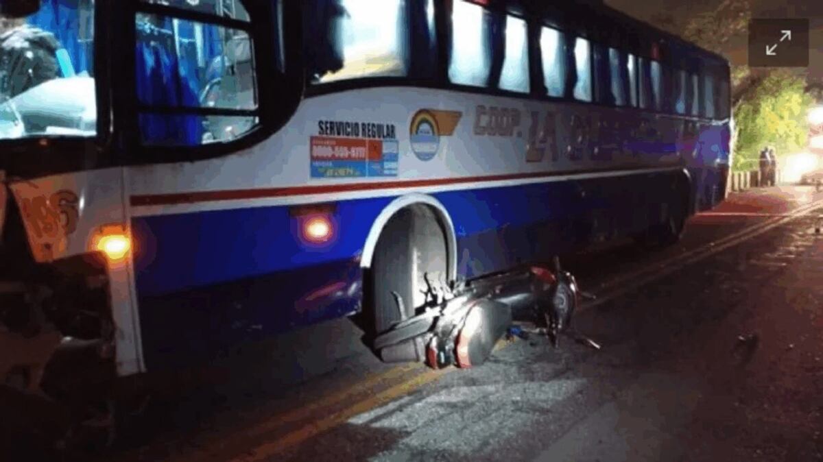 La Justicia investiga las circunstancias del trágico choque de la moto contra un colectivo en la ruta E-55. (Policía)