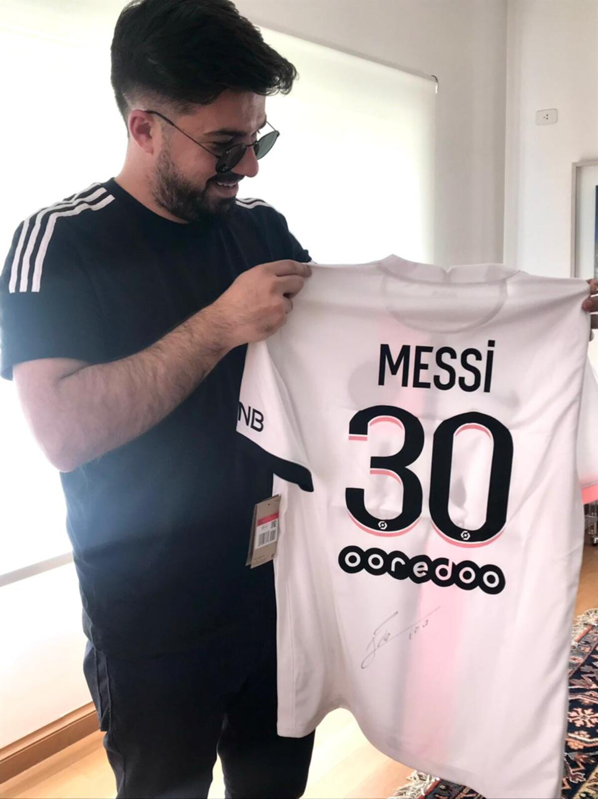 El coleccionista cordobés Danilo Ciancia con su camiseta de Messi del PSG, firmada por "Leo".