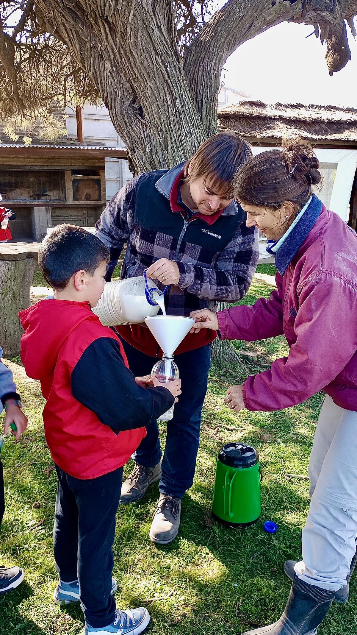 Reciben a chicos de tercer grado de la escuela de Las Varillas para enseñarles cómo trabaja un tambo y cómo de ordeña una vaca. (Gentileza)