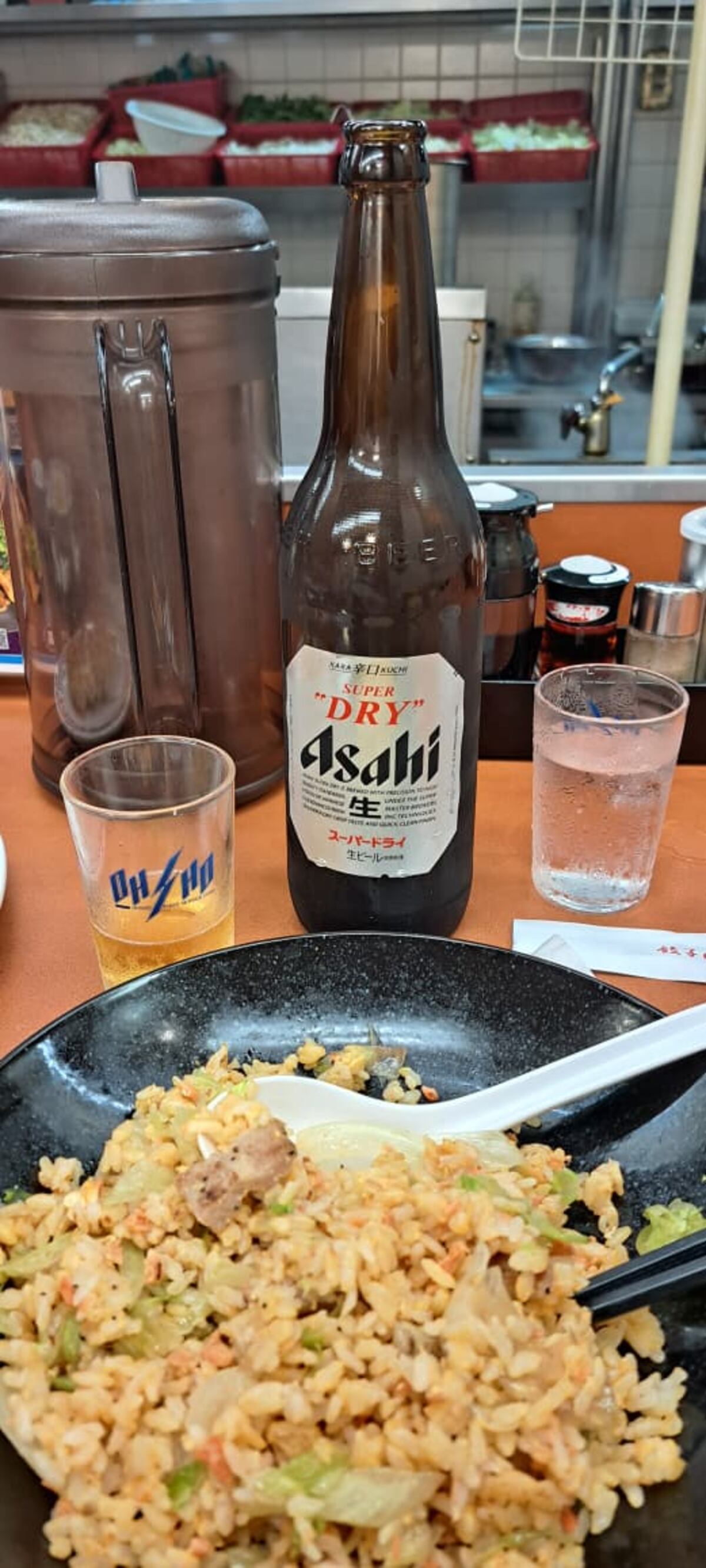 El arroz salteado acompañado de una cerveza Asahi Super Dry es uno de los clásicos del recorrido.