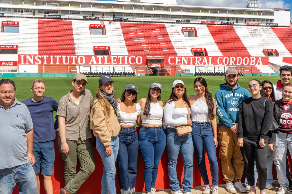 Durante 2025, mediante los programas Digital Nomads Córdoba y Study Córdoba, se organizaron actividades para que estudiantes de intercambio y nómadas digitales vivieran la pasión local recorriendo los tres clubes más representativos de la ciudad: Talleres, Belgrano e Instituto. (Gentileza Córdoba Acelera)