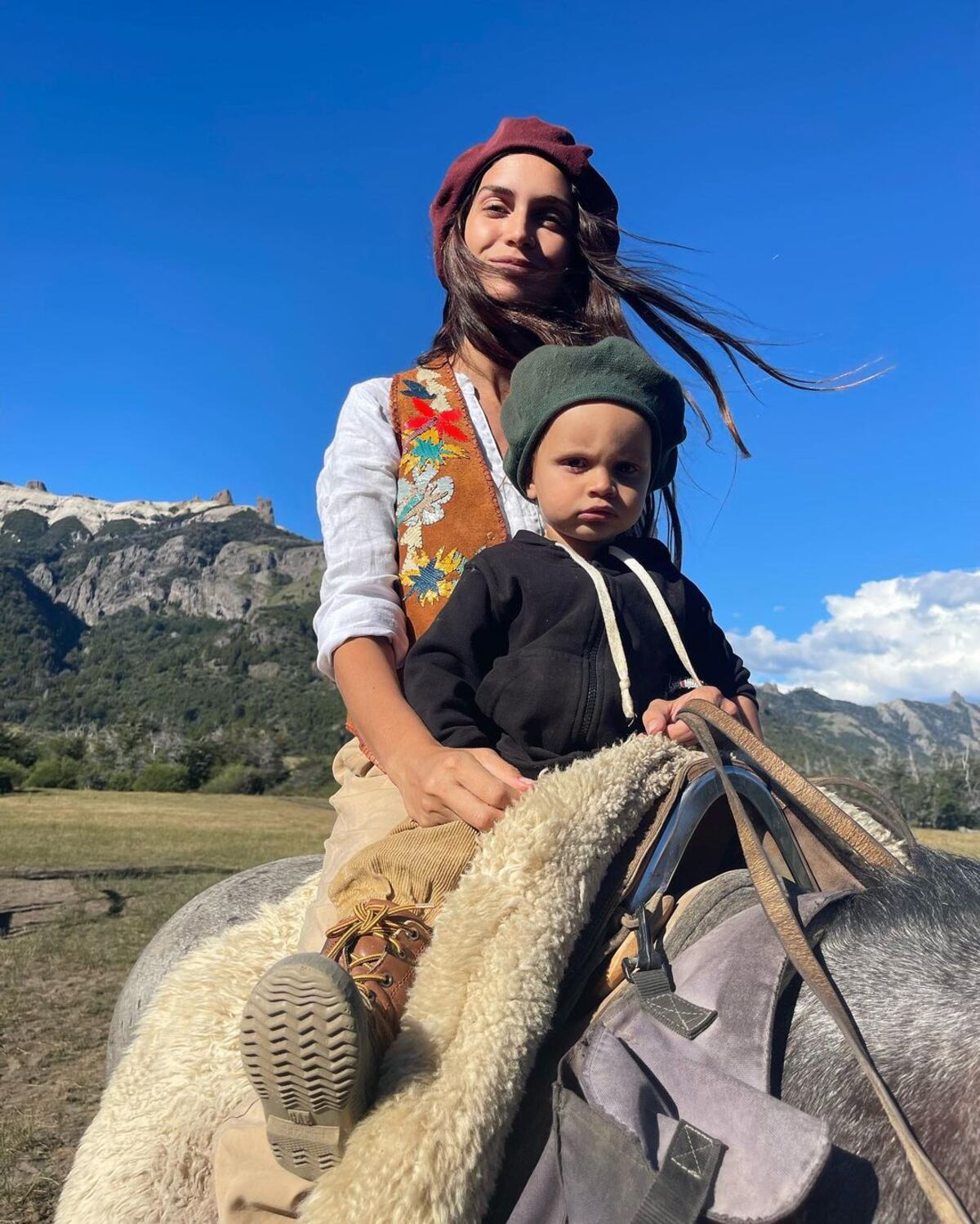 Zaira junto a Viggo montando
