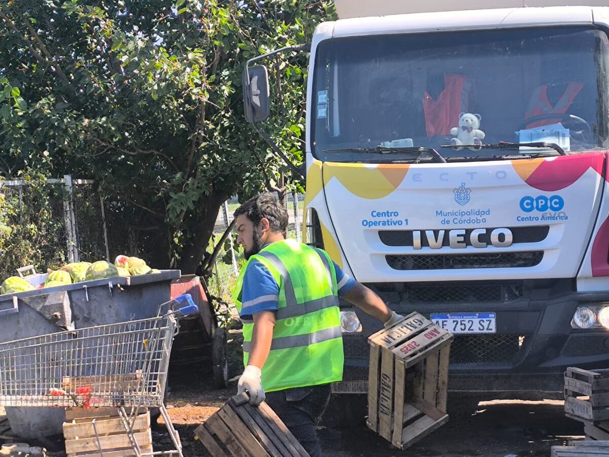 Megaoperativo contra un puesto ilegal de venta de frutas y verduras en avenida Juan B. Justo.
