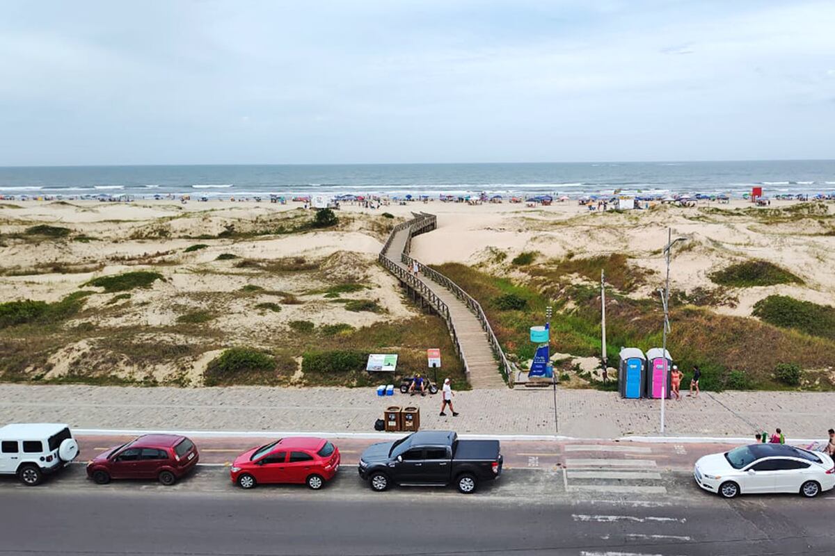 Sol todo el día sobre la playa ya que no hay grandes edificios sobre la línea de playa.