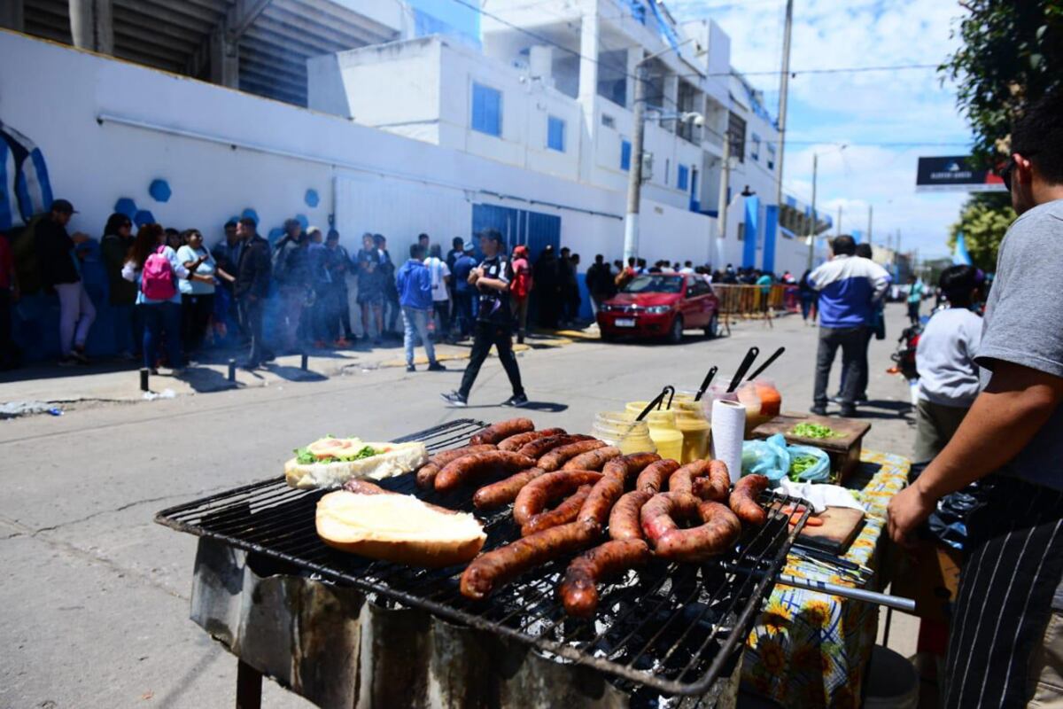 Hinchas de Racing hacen largas filas en el Miguel Sancho para comprar entradas para la final. (José Hernández /La Voz)