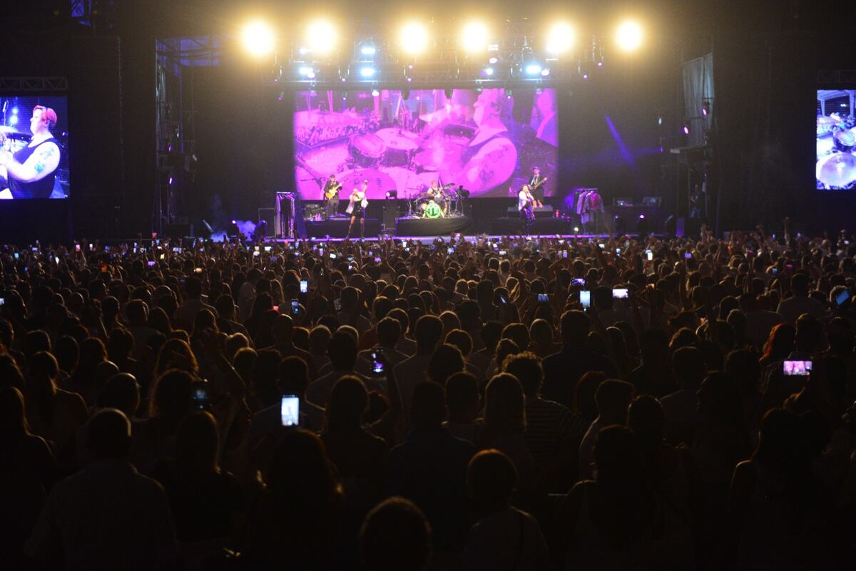 Fotografías de Javier Ferreyra con el evento La Noventosa en Espacio Quality de Córdoba el viernes 17 de diciembre. En el que Gabriela Tessio animó la fiesta, el DJ Maxi González musicalizó y en el que Miranda dio un show en vivo.