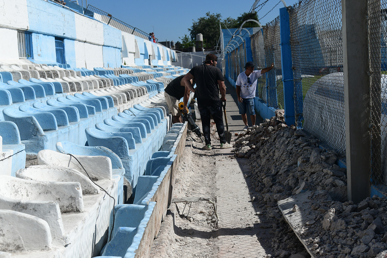 Obras en las tribunas de la cancha de Racing de Nueva Italia. (Ramiro Pereyra/La Voz)