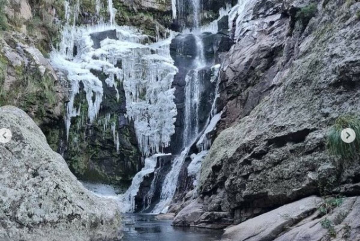 El hielo formó un "tobogán" en una porción importante de la Cascada Mayor del Arroyo Puesto de Pérez. (Cbainfo)
