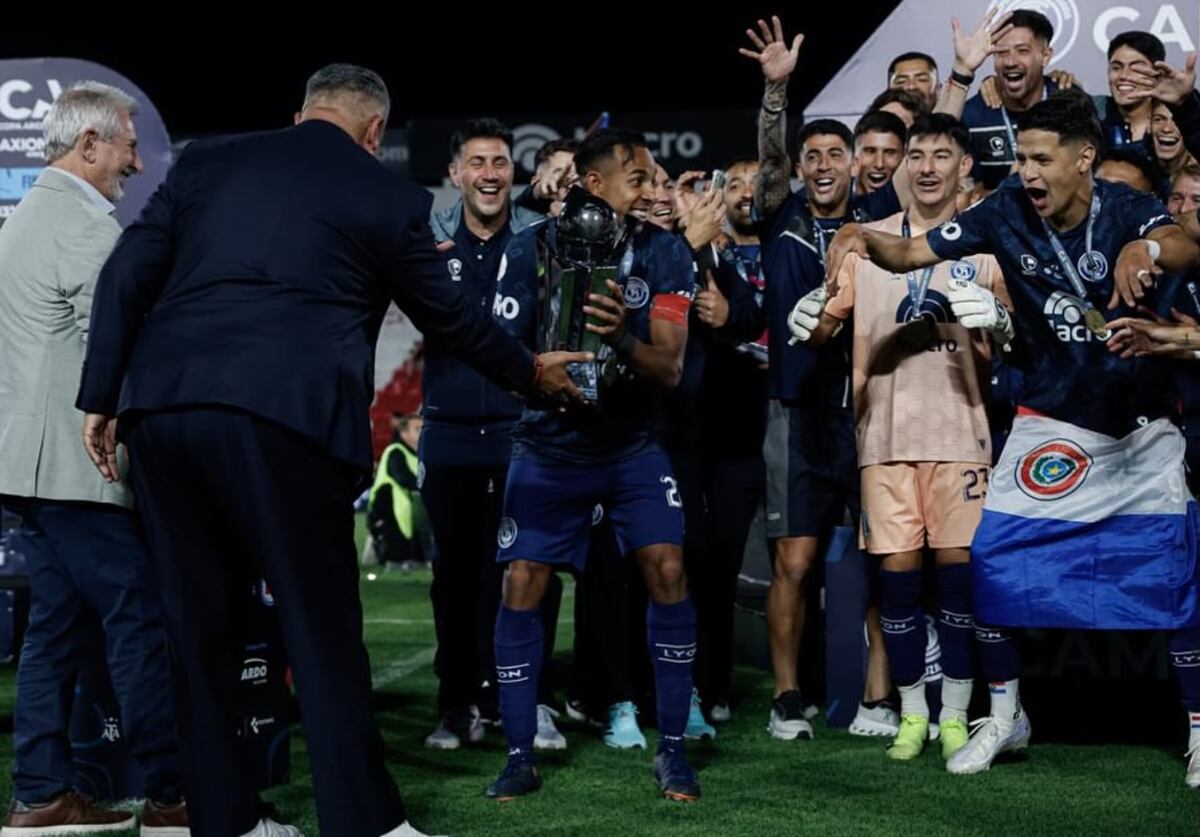 El agradecimiento de Tapia a Instituto. (Prensa AFA).