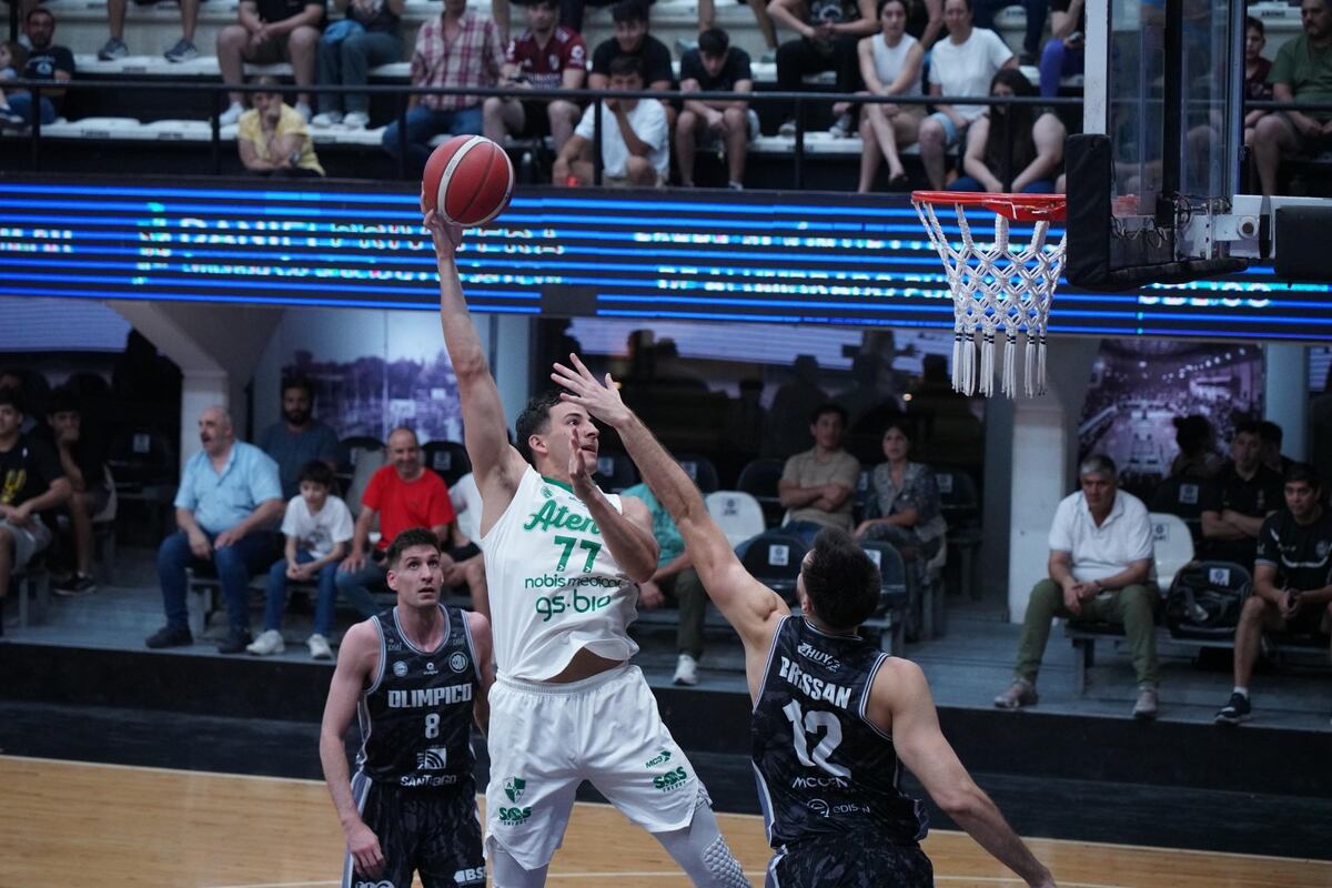 Atenas cerró una nueva gira visitando a Olímpico en La Banda por la Liga Nacional de Básquetbol. (Prensa Olímpico)