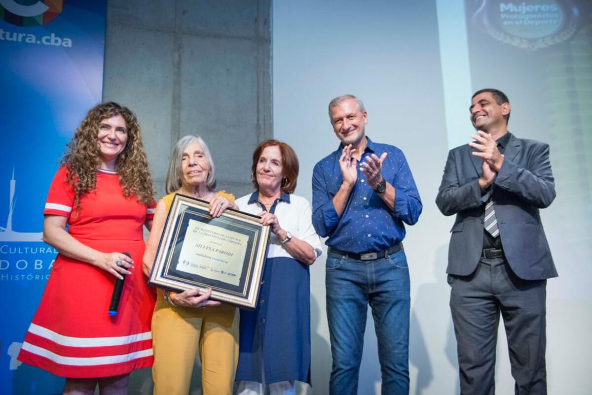 Los premios “Mujeres Protagonistas del Deporte de Córdoba” dieron un reconocimiento a Silvina Parodi, nadadora desaparecida en la última dictadura cívico militar. Lo recibió su mamá Sonia Torres, Presidenta de Abuelas de Plaza de Mayo Córdoba (Foto Ministerio de las Mujeres)