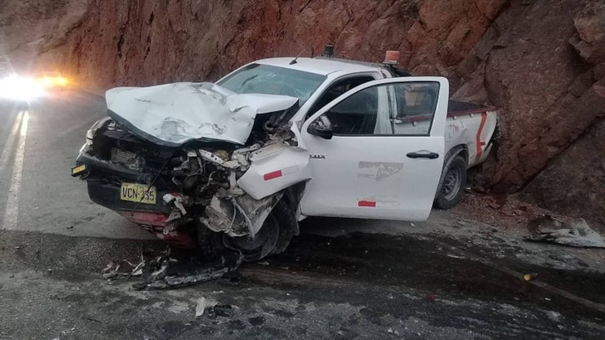 Perú: así quedó la camioneta tras el choque contra el colectivo.