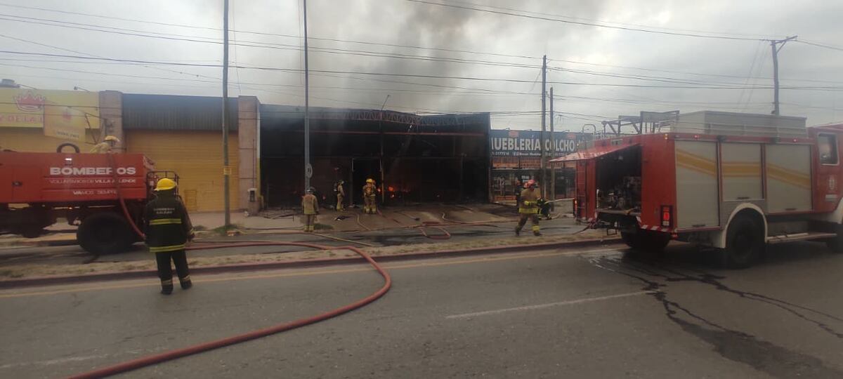 Bomberos controlaron un incendio que destruyó un local de ropa en barrio Argüello. (Policía)