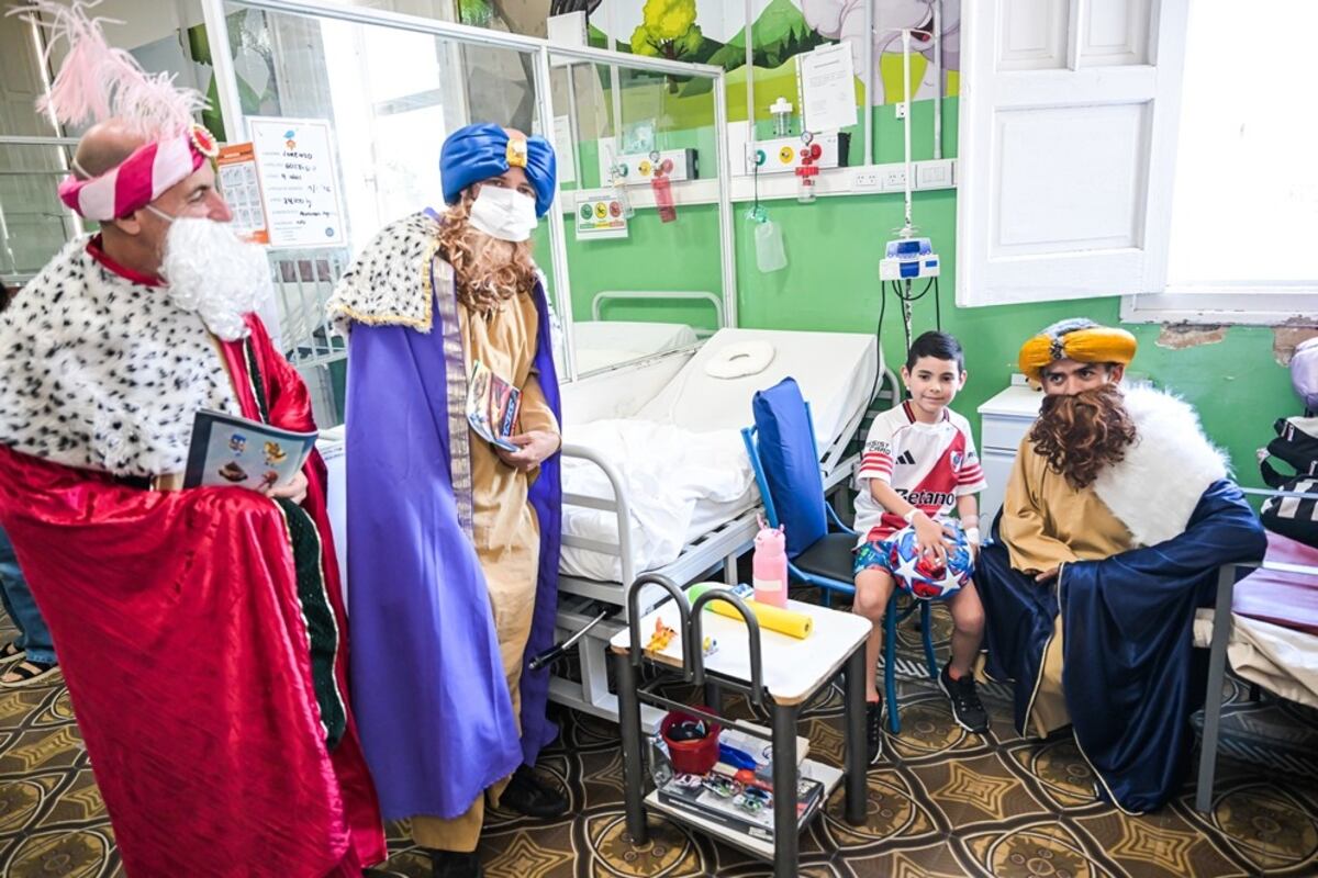 Los Reyes Magos visitaron a los chicos internados en los hospitales y les llevaron regalos. (Provincia de Córdoba)