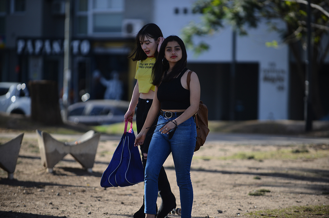 Casi no se usa el barbijo en parques y paseos. José Gabriel Hernández