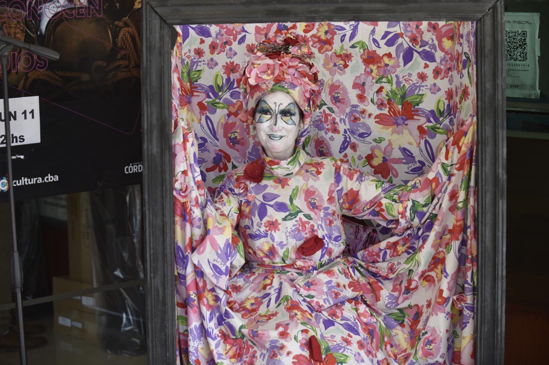 Gabriela Grosso y su "performance" en el lanzamiento del Festival Internacional de teatro Mercosur. (Ramiro Pereyra / La Voz)