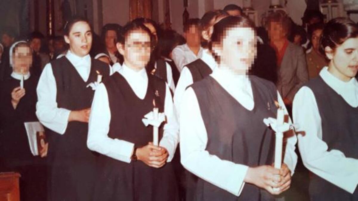 Cerca. Sandra (segunda desde la izquierda), en el noviciado de San Lorenzo, durante los años 1980. Detrás de ella aparece la monja denunciada como su abusadora.