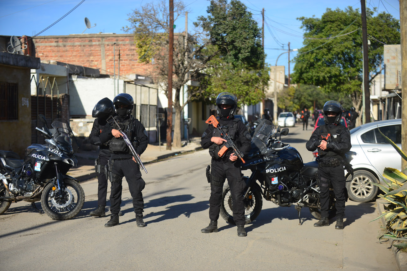 La policía de Córdoba lleva a cabo operativos de control rutinario en barrio Müller y zonas aledañas. (Nicolás Bravo / La Voz)