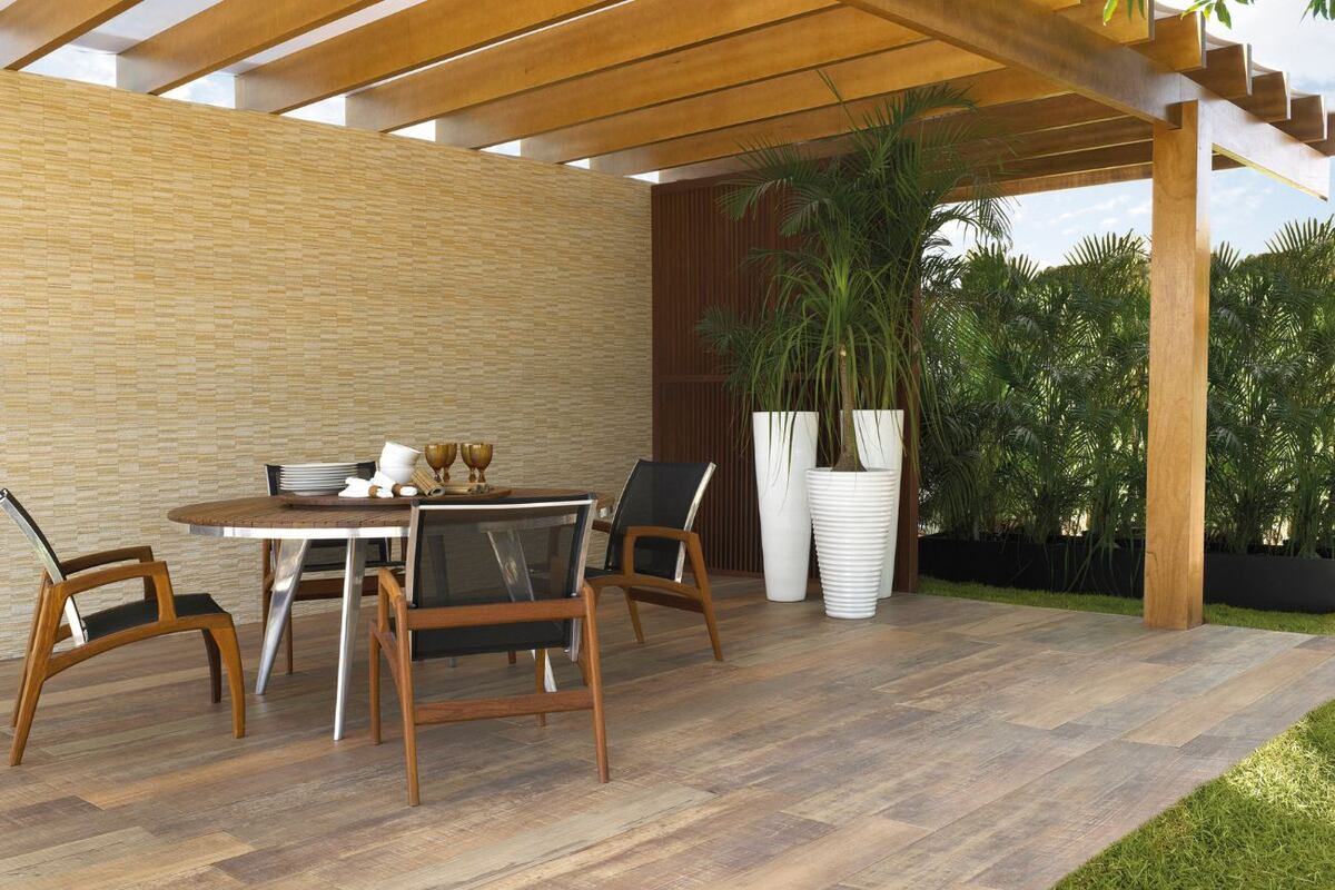 Porcelanato símil madera Ibirapuera Mix 20x120. Ph:@portobello. / Ferrocons