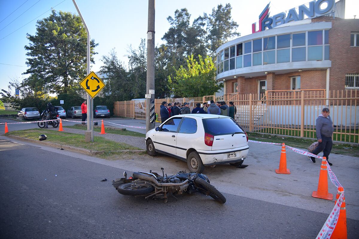 Córdoba. Un motociclista, aparentemente borracho, embistió a un empleado de correo. (Pedro Castillo / La Voz)