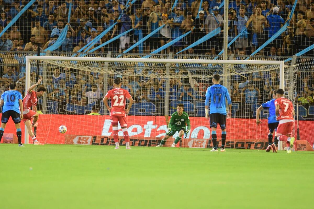 Tomás Molina convierte el penal con el cual Argentinos Juniors le ganó la semi a Belgrano en Rosario. (José Gabriel Hernández, enviado especial / La Voz)