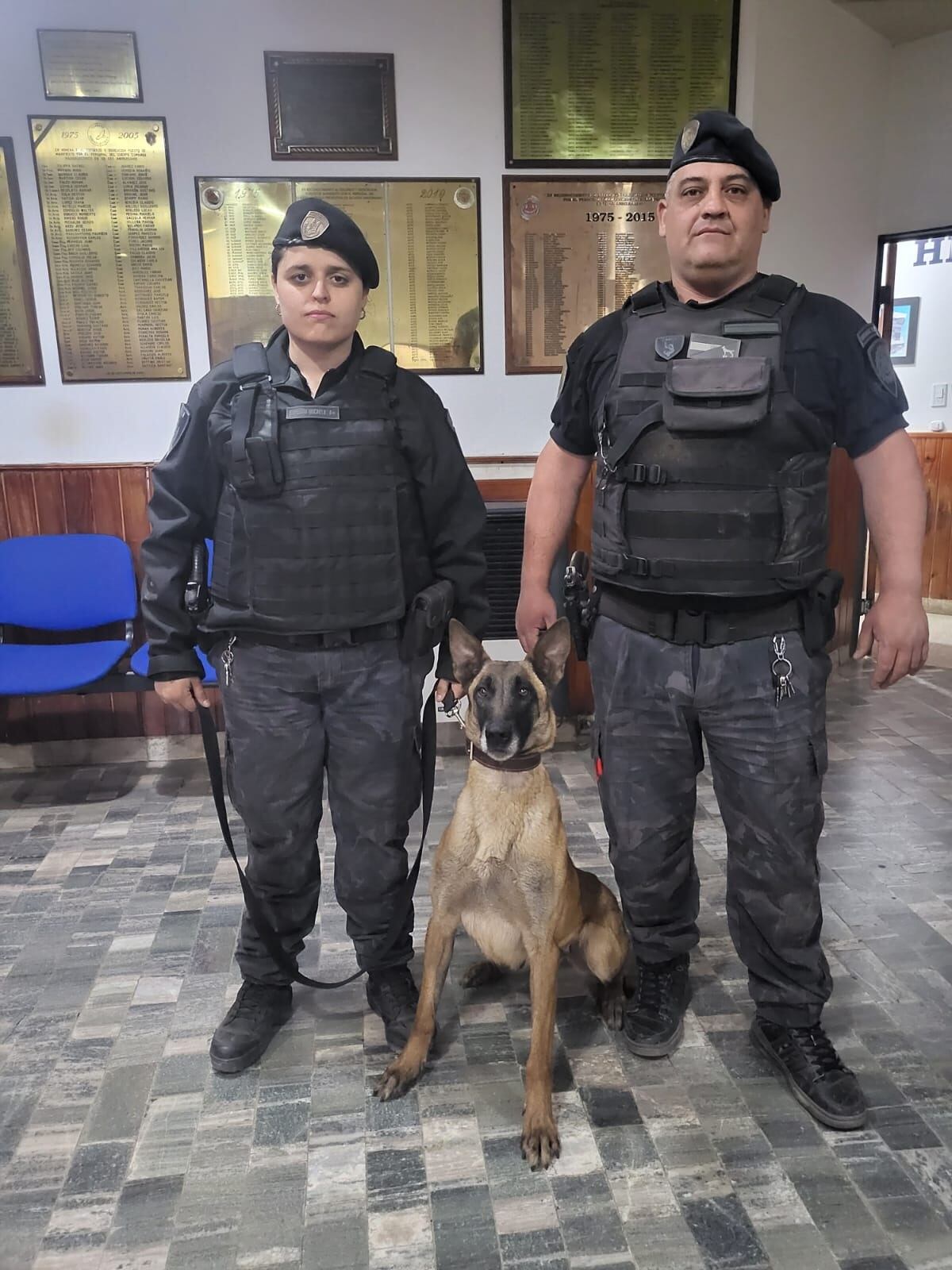 Río Cuarto. Aquira junto a policías (Gentileza).