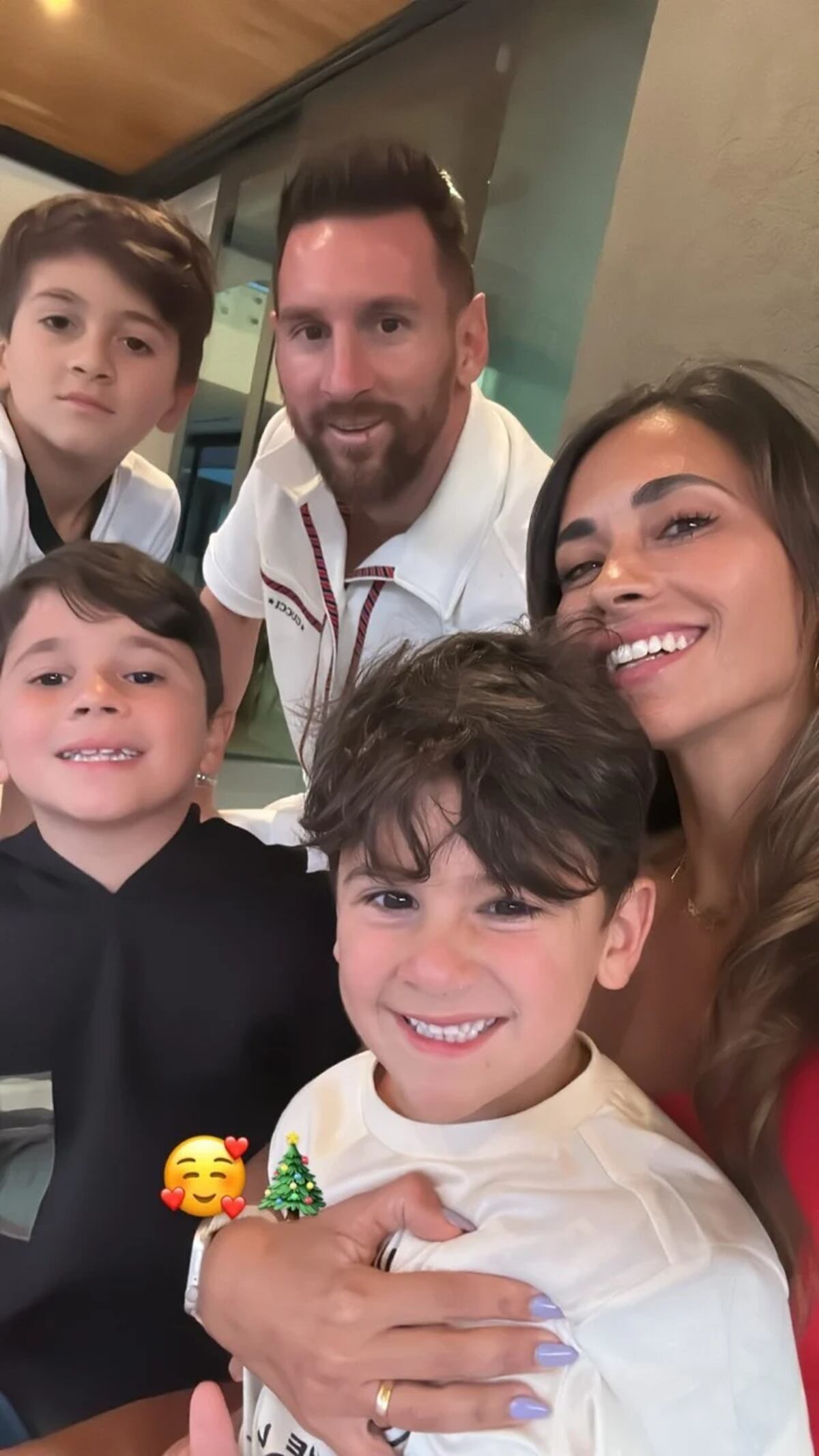 La historia que subió Antonela con el capitán de la Selección y sus tres hijos Thiago, Mateo y Ciro. (Instagram /antonelaroccuzzo)