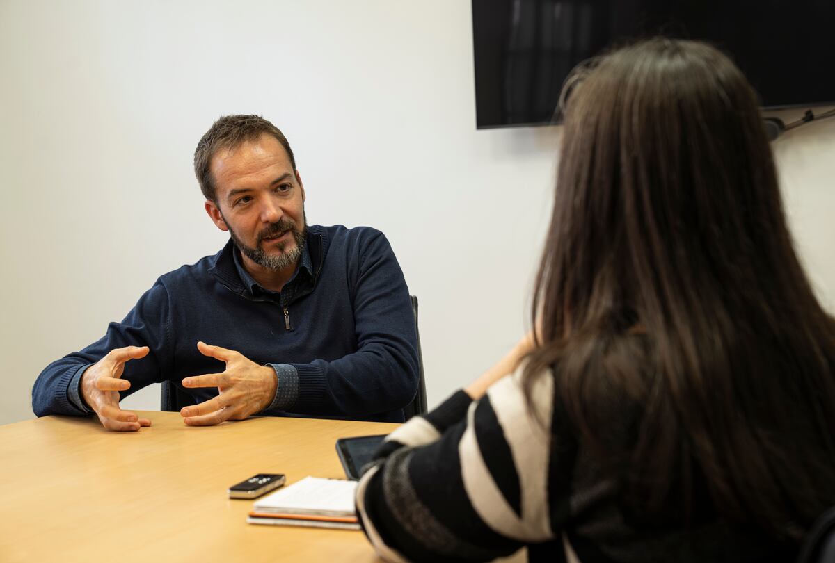 El docente e investigador Héctor Ruiz Martín en la charla sobre uso de tecnología en el aula. (UCC)