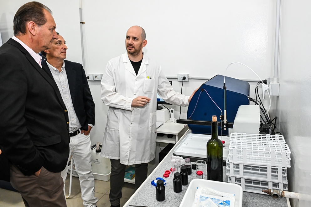 Equipo de análisis de vino del Ceprocor. (Ceprocor)