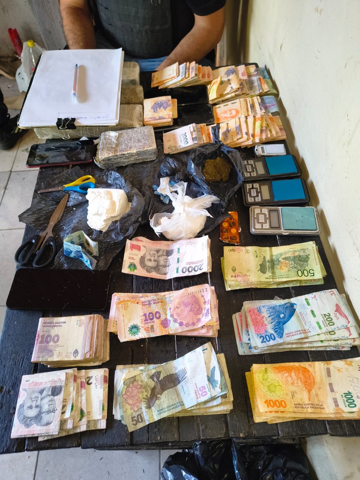 Secuestro de drogas y detenidos. (Policía)